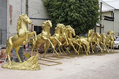 【动物雕塑】在一个酒店广场装饰中用上了一群电镀效果的玻璃钢骏马雕塑