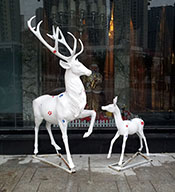 【广场.街景】酒店门口四个圣诞主题玻璃钢彩绘鹿雕塑摆件