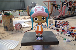 【动漫人物】海贼王可爱乔巴雕塑，头上还带着画有“X”标记的粉红色帽子