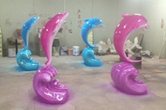 【海洋动物】粉色海豚与海浪玻璃钢雕塑，草地上出现了海洋版的童话世界