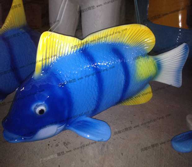 蓝色多彩鱼雕塑1