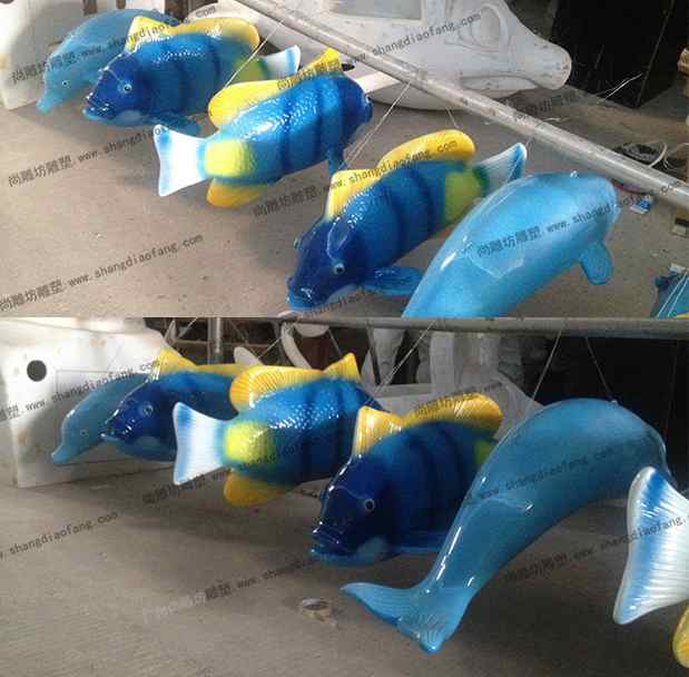 蓝色多彩鱼雕塑3