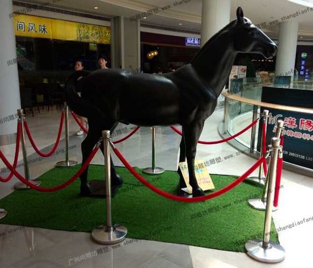 商场玻璃钢黑马雕塑1