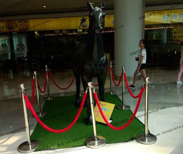 商场玻璃钢黑马雕塑4