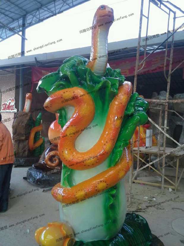 蛇与大白菜植物雕塑