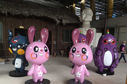 【卡通动物雕塑】粉色卡通兔雕塑携众卡通动物雕塑出席新疆欧乐星城