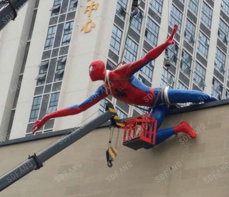 影视科幻人物蜘蛛侠玻璃钢爬墙雕塑建筑大楼外墙景观装饰